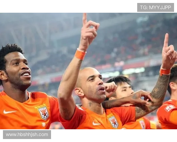 上海黑人足球明星因伤缺席比赛球迷为其送上祝福与支持 上海黑人足球明星因伤缺席比赛球迷为其送上祝福与支持