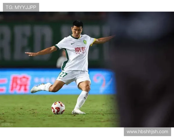 中国现役最帅足球明星盘点与魅力分析引发球迷热议