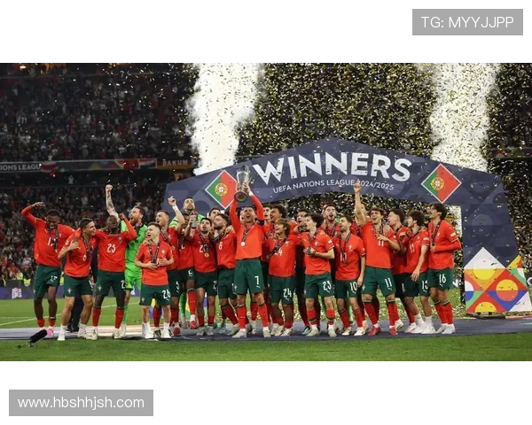 足球明星荣耀时刻捧奖杯精彩瞬间全景展示图集